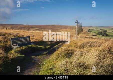 17.10.2022 Haworth, West Yorkshire, UK Signpost che dice sentiero per Top Withens e la cascata di Bronte Foto Stock