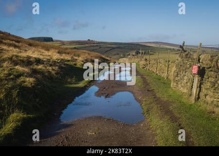 17.10.2022 Haworth, West Yorkshire, UK Signpost che dice sentiero per Top Withens e la cascata di Bronte Foto Stock