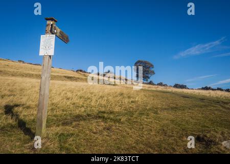 17.10.2022 Haworth, West Yorkshire, UK Signpost che dice sentiero per Top Withens e la cascata di Bronte Foto Stock