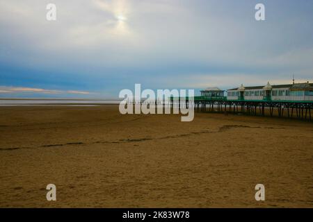 Il vecchio molo vittoriano al crepuscolo, Lytham St Annes, Lancashire, Regno Unito, Europa Foto Stock