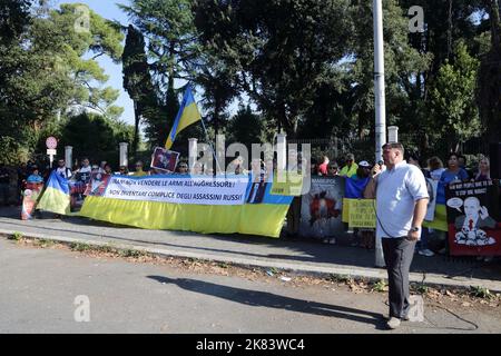 Roma, Italia. 20th Ott 2022. 20 ottobre 2022 - la comunità Ucraina di Roma protesta contro il bombardamento delle città ucraine di fronte all'ambasciata iraniana a Roma. Roma, Italia. Â Evandro Inetti via ZUMA Wire) (Credit Image: © Evandro Inetti/ZUMA Press Wire) Credit: ZUMA Press, Inc./Alamy Live News Foto Stock