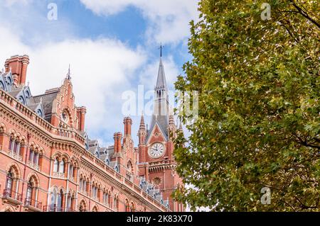 Vista esterna della stazione ferroviaria di St Pancras. Questo edificio ospita ora il lussuoso St Pancras Renaissance Hotel Foto Stock