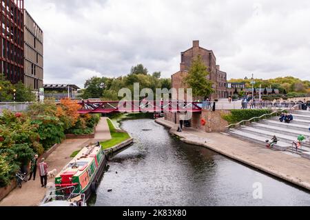 L'alzaia del canale di King's Cross Regent, Granary Square, North London Foto Stock