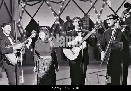 IL gruppo pop australiano DEI CERCATORI nel febbraio 1965. Da sinistra: Keith Pogger, Judith Durham, Bruce Woodley, Athol Guy. Foto: Tony Gale Foto Stock