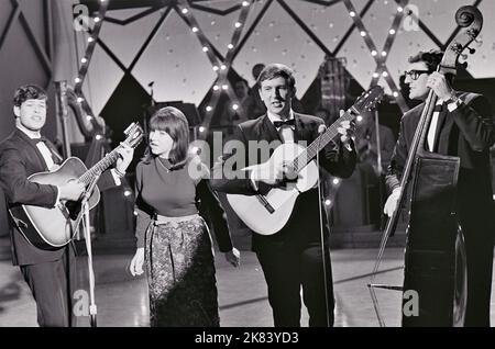 IL gruppo pop australiano DEI CERCATORI nel febbraio 1965. Da sinistra: Keith Pogger, Judith Durham, Bruce Woodley, Athol Guy. Foto: Tony Gale Foto Stock