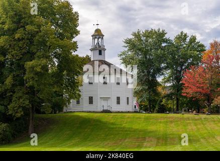 Vecchia chiesa rotonda bianca nella città Vermont di Richmond in autunno Foto Stock