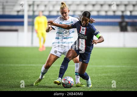 Parigi, Francia. 20th Ott 2022. Sophie INGLE of Chelsea and Grace GEYORO of PSG durante la UEFA Women's Champions League, Group Una partita di calcio tra Paris Saint-Germain e Chelsea il 20 ottobre 2022 allo stadio Jean Bouin di Parigi, Francia - Foto Matthieu Mirville / DPPI Credit: DPPI Media/Alamy Live News Foto Stock