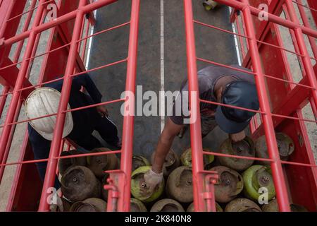 20 ottobre 2022, Kendari, Indonesia: I lavoratori scaricano 3 kg di GPL da un'auto di carico prima di essere distribuita per nave da Kendari all'arcipelago di Konawe. PT Pertamina Patra Niaga Sulawesi ha osservato che nel periodo gennaio-settembre 2022, la fornitura di tre chilogrammi di GPL alla Regency delle Isole Konawe nel Sulawesi sudorientale ha raggiunto le 954,24 tonnellate metriche. (Credit Image: © Andry Denisah/SOPA Images via ZUMA Press Wire) Foto Stock