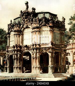 Lo Zwinger a Dresda nel 1932. Lo Zwinger è un complesso sontuoso con giardini a Dresda, Germania. Progettato dall'architetto Matthäus Daniel Pöppelmann, è uno degli edifici più importanti del periodo barocco della Germania. Insieme alla Frauenkirche, lo Zwinger è il monumento architettonico più famoso di Dresda. Foto Stock