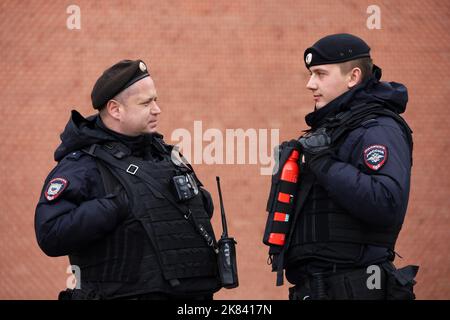 Due poliziotti russi di forze speciali in giubbotti a prova di proiettile in piedi sulla strada cittadina Foto Stock