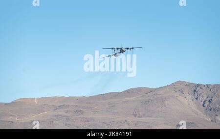 Due aerei C-130H Hercules sorvolano la cerimonia di assunzione del comando della 152nd Airlift Wing presso la base della Guardia Nazionale di Nevada Air, Reno, Nevada, 15 ottobre 2022. Il col. Evan J. Kirkwood assunse il comando dell'ala dopo che il comandante uscente, il col. Jeremy Ford, accettò una posizione come ufficiale esecutivo del Direttore della Guardia Nazionale aerea. (STATI UNITI Air National Guard foto di Senior Airman Thomas Cox) Foto Stock