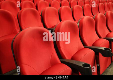 Sala cinema vuota con sedili rossi. Interni del cinema moderno, messa a fuoco selettiva Foto Stock