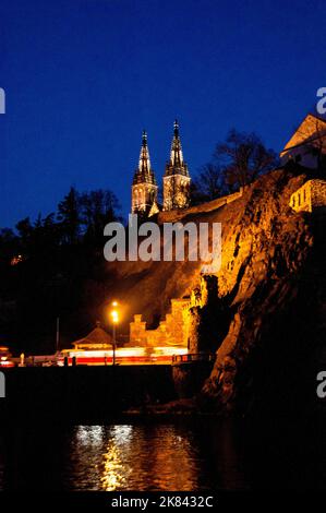 Torri gemelle in stile neogotico e triangolo coronante dal fiume Moldava a Praga, Repubblica Ceca. Foto Stock