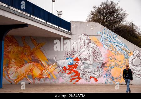 Graffiti in modalità 2 alla stazione della metropolitana Vltavská di Praga, Repubblica Ceca. Foto Stock