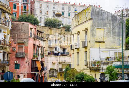 15 aprile, 2022-colorato quartiere blocco a Napoli con auto parcheggiate Foto Stock