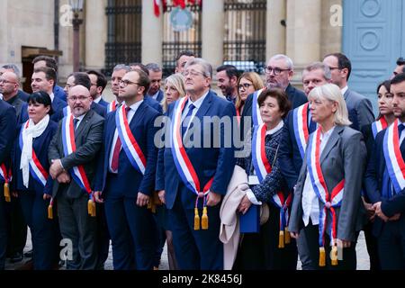 Parigi, Francia, 20/10/2022. Marine le Pen, Jordan Bardella e deputati del 'Rassemblement National' rendono omaggio a Lola, una ragazza di 12 anni uccisa da un clandestino algerino a Parigi, facendo un minuto di silenzio davanti all'Assemblea Nazionale. Pierre Galan/Alamy Live News Foto Stock