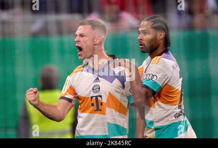 Augusta, Germania. 19th Ott 2022. Joshua KIMMICH, FCB 6 celebra il suo obiettivo, felice, ridere, festeggiamenti, 1-2 nella partita DFB Cup secondo turno FC AUGSBURG - FC BAYERN MUENCHEN DFB-Pokal, Trofeo di Calcio Tedesco il 19 ottobre 2022 ad Augsburg, Germania. Stagione 2022/2023, 2.Runde, © Peter Schatz / Alamy Live News le normative DFB vietano qualsiasi uso di fotografie come sequenze di immagini e/o quasi-video. Credit: Peter Schatz/Alamy Live News Foto Stock