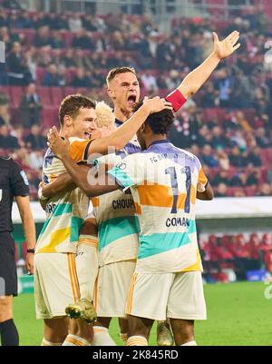 Augusta, Germania. 19th Ott 2022. Eric MAXIM CHOUPO-MOTING (FCB 13) celebra il suo obiettivo, felice, ridere, celebrazione, 1-3 con. Joshua KIMMICH, FCB 6 nella partita DFB Cup secondo turno FC AUGSBURG - FC BAYERN MUENCHEN DFB-Pokal, Trofeo di Calcio tedesco il 19 ottobre 2022 ad Augsburg, Germania. Stagione 2022/2023, 2.Runde, © Peter Schatz / Alamy Live News le normative DFB vietano qualsiasi uso di fotografie come sequenze di immagini e/o quasi-video. Credit: Peter Schatz/Alamy Live News Foto Stock