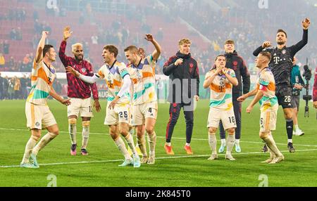 Augusta, Germania. 19th Ott 2022. Festa della squadra FCB dopo la partita DFB Cup secondo turno FC AUGSBURG - FC BAYERN MUENCHEN DFB-Pokal, Trofeo Tedesco di Calcio il 19 ottobre 2022 ad Augsburg, Germania. Stagione 2022/2023, 2.Runde, © Peter Schatz / Alamy Live News le normative DFB vietano qualsiasi uso di fotografie come sequenze di immagini e/o quasi-video. Credit: Peter Schatz/Alamy Live News Foto Stock