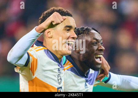 Augusta, Germania. 19th Ott 2022. Jamal MUSIALA, FCB 42 celebra il suo obiettivo, felice, ridere, festeggiamenti, 2-4 con Alphonso DAVIES, FCB 19 nella partita DFB Cup secondo turno FC AUGSBURG - FC BAYERN MUENCHEN DFB-Pokal, Trofeo di Calcio Tedesco il 19 ottobre 2022 ad Augusta, Germania. Stagione 2022/2023, 2.Runde, © Peter Schatz / Alamy Live News le normative DFB vietano qualsiasi uso di fotografie come sequenze di immagini e/o quasi-video. Credit: Peter Schatz/Alamy Live News Foto Stock