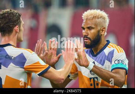 Augusta, Germania. 19th Ott 2022. Eric MAXIM CHOUPO-MOTING (FCB 13) celebra il suo gol, felice, ridere, festeggiamento, 1-1 nella partita DFB Cup secondo round FC AUGSBURG - FC BAYERN MUENCHEN DFB-Pokal, Trofeo di Calcio Tedesco il 19 ottobre 2022 ad Augsburg, Germania. Stagione 2022/2023, 2.Runde, © Peter Schatz / Alamy Live News le normative DFB vietano qualsiasi uso di fotografie come sequenze di immagini e/o quasi-video. Credit: Peter Schatz/Alamy Live News Foto Stock