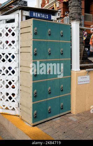 File di piccoli armadietti di deposito di noleggio con serrature combinate, presso il porto turistico di Harbor Walk (HarborWalk) Village a Destin Florida, Stati Uniti. Foto Stock