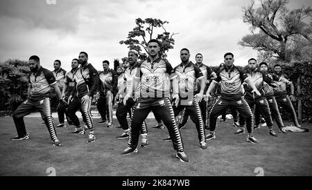 Bianco e nero, immagine drammatica della squadra di rugby maschile della Cook Islands che ha eseguito l'Haka a Rockliffe Hall Hurworth, Darlington, Regno Unito. Foto Stock