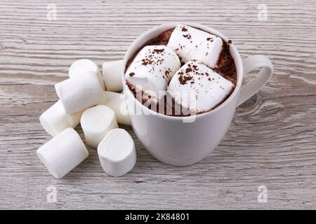 Cacao con marshmallows su una superficie di legno Foto Stock