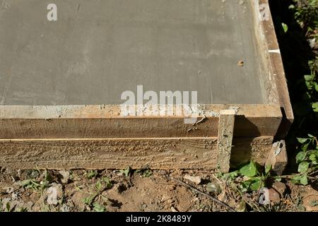 Cassaforma in cantiere. Cemento versato. Dettagli di costruzione. Versato calcestruzzo in telaio di legno. Foto Stock