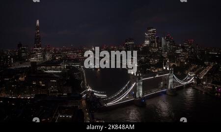 Vista aerea del Tower Bridge illuminato e dello skyline di Londra, Regno Unito Foto Stock