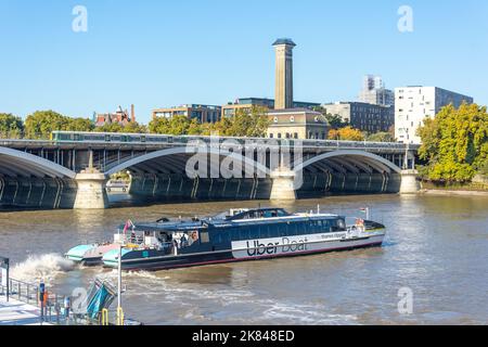 Uber Boat lascia il molo della centrale elettrica di Battersea, Nine Elms, London Borough of Wandsworth, Greater London, England, United Kingdom Foto Stock