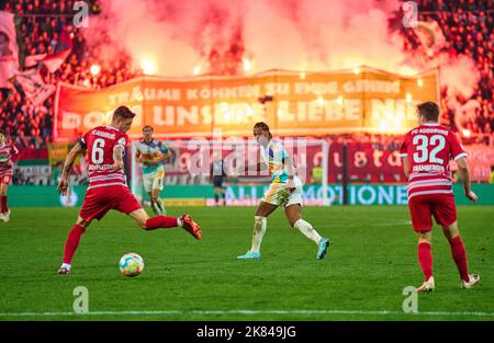 FCA tifosi nella partita DFB Cup secondo turno FC AUGSBURG - FC BAYERN MUENCHEN 2-5 DFB-Pokal, German Football Trophy il 19 ottobre 2022 ad Augsburg, Germania. Stagione 2022/2023, 2.Runde, © Peter Schatz / Alamy Live News le normative DFB vietano qualsiasi uso di fotografie come sequenze di immagini e/o quasi-video. Credit: Peter Schatz/Alamy Live News Foto Stock