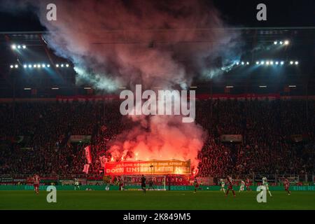 FCA tifosi nella partita DFB Cup secondo turno FC AUGSBURG - FC BAYERN MUENCHEN 2-5 DFB-Pokal, German Football Trophy il 19 ottobre 2022 ad Augsburg, Germania. Stagione 2022/2023, 2.Runde, © Peter Schatz / Alamy Live News le normative DFB vietano qualsiasi uso di fotografie come sequenze di immagini e/o quasi-video. Credit: Peter Schatz/Alamy Live News Foto Stock