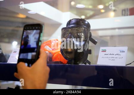 20 ottobre 2022, Teheran, Teheran, Iran: I visitatori iraniani vengono visti durante la 19th° edizione della Fiera internazionale delle attrezzature per la sicurezza e la sicurezza della polizia (IPAS 2022) presso la grande moschea Mosalla di Teheran, Iran, il 20 ottobre 2022. L'idea di tenere una mostra IPAS ha preso forma nel 2001 con l'iniziativa dell'allora comandante della forza di polizia della Repubblica islamica dell'Iran. Il primo mandato si è svolto nello stesso anno, â€œ IPAS 2002: Il 2001 marzo sulle attrezzature di polizia, sicurezza e sicurezza presso la sede del Centro Congressi dell'IRIB con le produzioni di 19 paesi. Dopo di che, esso Foto Stock