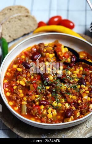 Cile con carne. Tradizionale piatto messicano. Foto Stock