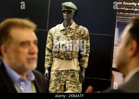 20 ottobre 2022, Teheran, Teheran, Iran: I visitatori iraniani vengono visti durante la 19th° edizione della Fiera internazionale delle attrezzature per la sicurezza e la sicurezza della polizia (IPAS 2022) presso la grande moschea Mosalla di Teheran, Iran, il 20 ottobre 2022. L'idea di tenere una mostra IPAS ha preso forma nel 2001 con l'iniziativa dell'allora comandante della forza di polizia della Repubblica islamica dell'Iran. Il primo mandato si è svolto nello stesso anno, â€œ IPAS 2002: Il 2001 marzo sulle attrezzature di polizia, sicurezza e sicurezza presso la sede del Centro Congressi dell'IRIB con le produzioni di 19 paesi. Dopo di che, esso Foto Stock