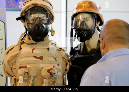 20 ottobre 2022, Teheran, Teheran, Iran: I visitatori iraniani vengono visti durante la 19th° edizione della Fiera internazionale delle attrezzature per la sicurezza e la sicurezza della polizia (IPAS 2022) presso la grande moschea Mosalla di Teheran, Iran, il 20 ottobre 2022. L'idea di tenere una mostra IPAS ha preso forma nel 2001 con l'iniziativa dell'allora comandante della forza di polizia della Repubblica islamica dell'Iran. Il primo mandato si è svolto nello stesso anno, â€œ IPAS 2002: Il 2001 marzo sulle attrezzature di polizia, sicurezza e sicurezza presso la sede del Centro Congressi dell'IRIB con le produzioni di 19 paesi. Dopo di che, esso Foto Stock