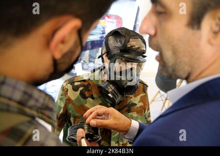 20 ottobre 2022, Teheran, Teheran, Iran: I visitatori iraniani vengono visti durante la 19th° edizione della Fiera internazionale delle attrezzature per la sicurezza e la sicurezza della polizia (IPAS 2022) presso la grande moschea Mosalla di Teheran, Iran, il 20 ottobre 2022. L'idea di tenere una mostra IPAS ha preso forma nel 2001 con l'iniziativa dell'allora comandante della forza di polizia della Repubblica islamica dell'Iran. Il primo mandato si è svolto nello stesso anno, â€œ IPAS 2002: Il 2001 marzo sulle attrezzature di polizia, sicurezza e sicurezza presso la sede del Centro Congressi dell'IRIB con le produzioni di 19 paesi. Dopo di che, esso Foto Stock