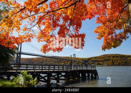 Il FDR Mid-Hudson Bridge è stato preso dal Waryas Park sul lungomare di Poughkeepsie. Foto Stock