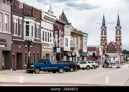 Dyersville, Iowa. Strada principale. Basilica di San Saverio sullo sfondo. Foto Stock