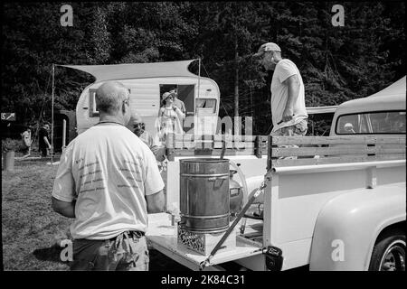 Un rappresentante dei campi di Lavanda a Puckin Blossom Farms discute i suoi metodi di distillazione con un visitatore alla Lega del New Hampshire Craftsman Foto Stock