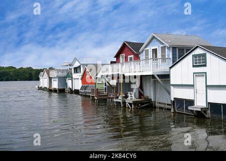 Piccoli cottage con case in barca costruite in un lago nella regione dei Finger Lakes dello stato di New York Foto Stock