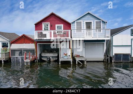 Piccoli cottage con case in barca costruite in un lago nella regione dei Finger Lakes dello stato di New York Foto Stock