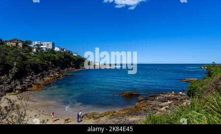 Guardando fuori attraverso Gordon's Bay fino al Tasman Sea a Sydney, Australia Foto Stock