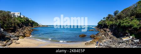 Dalla spiaggia di Gordon's Bay a Sydney, Australia, si affaccia sul Tasman Sea Foto Stock