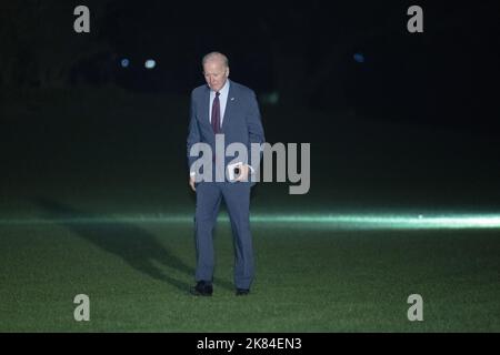 Washington DC, Stati Uniti. 20th Ott 2022. Il presidente degli Stati Uniti Joe Biden torna alla Casa Bianca di Washington, DC, giovedì 20 ottobre 2022, Dopo aver partecipato agli eventi politici in Pennsylvania. Foto di Chris Kleponis/UPI Credit: UPI/Alamy Live News Foto Stock