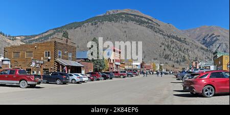 La famosa Blair Street si trova nella storica città mineraria di Silverton, Colorado, USA, situata nelle montagne di San Juan. Foto Stock