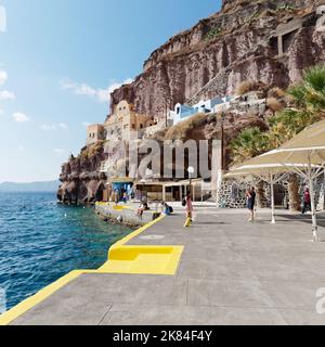 Turisti al Porto Vecchio nel di Fira. Isole Cicladi greche di Santorini nel Mar Egeo Foto Stock
