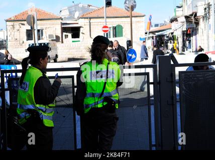 Polizia di frontiera israeliana a un punto di controllo vicino al mercato Mahane Yehuda a Gerusalemme, Israele. Foto Stock