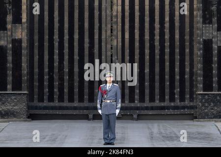 Tokyo, Giappone. 20th Ott 2022. Una cerimonia di cambio della guardia reale alle porte dei giardini privati del Palazzo Imperiale Giapponese, casa dell'Imperatore, davanti al Moro di Nijubashi visto dal Giardino Nazionale di Kokyo Gaien nei giardini anteriori del Palazzo Imperiale. Monarchia, imperatore, trono di crisantemo. Chiyoda City è il centro del governo giapponese, con il Palazzo Imperiale e la Dieta Nazionale. Credit: ZUMA Press, Inc./Alamy Live News Foto Stock